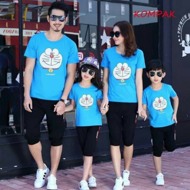 kaos couple family doraemon murah 2 anak / baju couple keluarga doraemon biru / family couple terbar