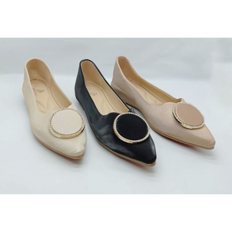 Sepatu kerja wanita hak dalam