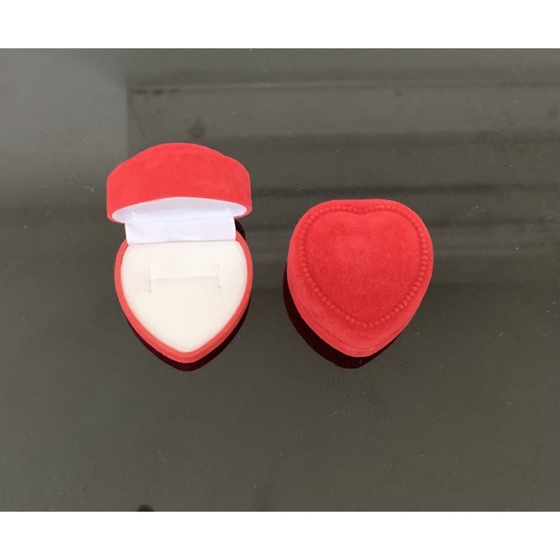 

KOTAK CINCIN BENTUK HATI WARNA MERAH