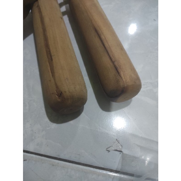 Alu tumbukan alu kayu panjang untuk lesung lumpang