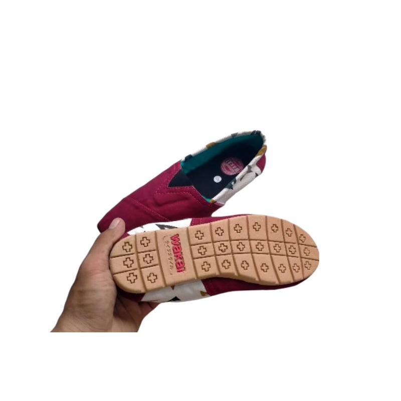 sepatu Wakai maroon motif sepatu slip on size 36-43