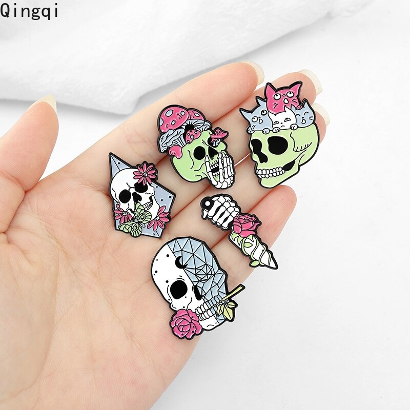 Bros Pin Enamel Bentuk Tengkorak Bunga Mawar Jamur Happy Halloween Gaya Gothic Punk Untuk Hadiah