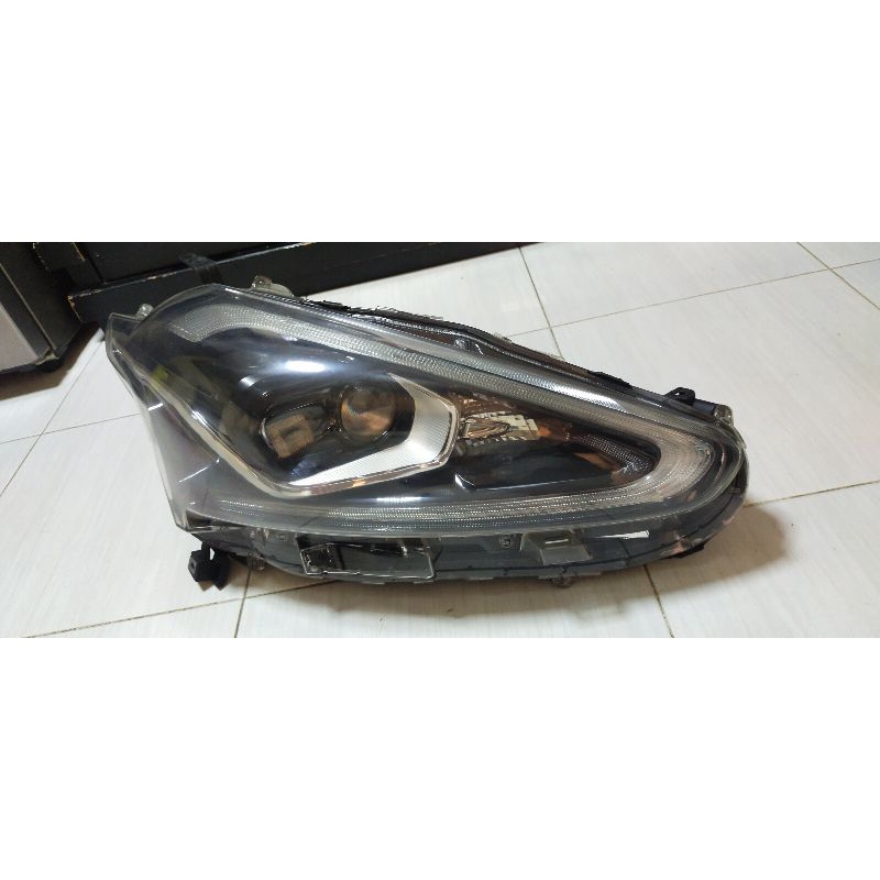 lampu depan Toyota Sienta tipe Q