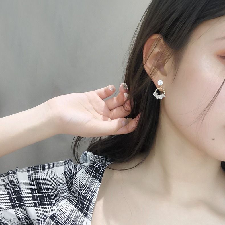 Anting Juntai Bentuk Bulat Geometris Bahan Logam Untuk Wanita