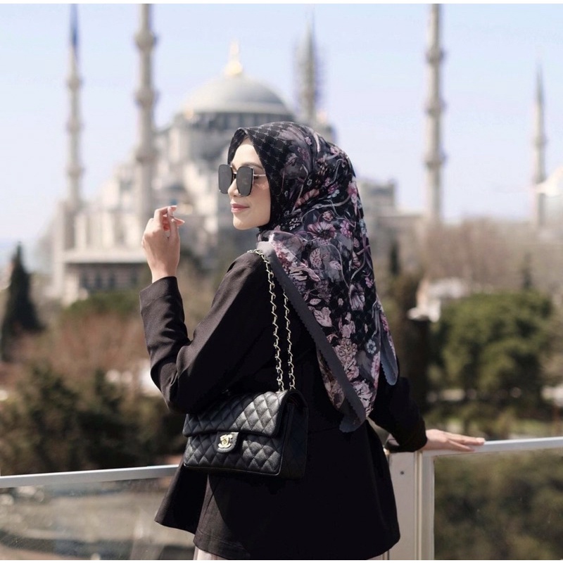 PRELOVED SCARF BY VANILLA HIJAB (NIRWANA SCARF - SEKAR BLACK)