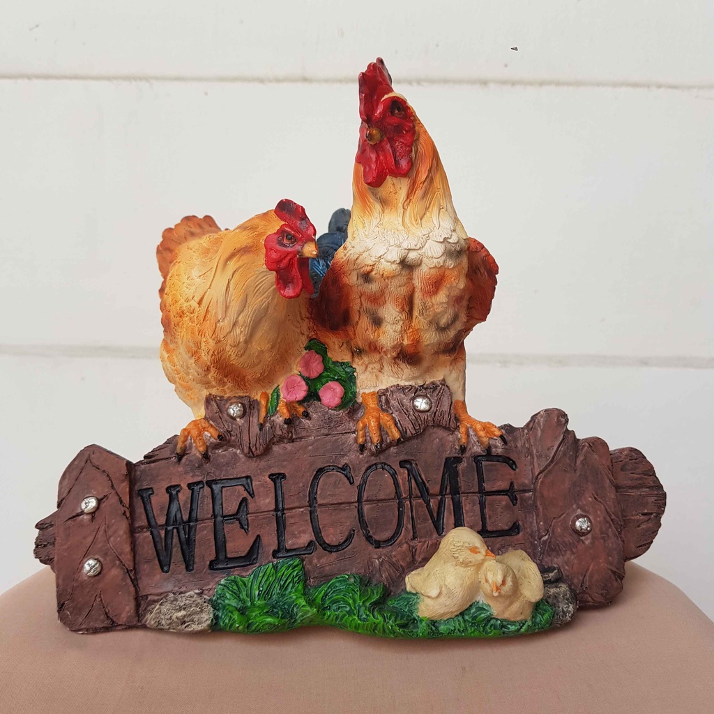 patung pajangan lucu seekor ayam betina dan jantan welcome