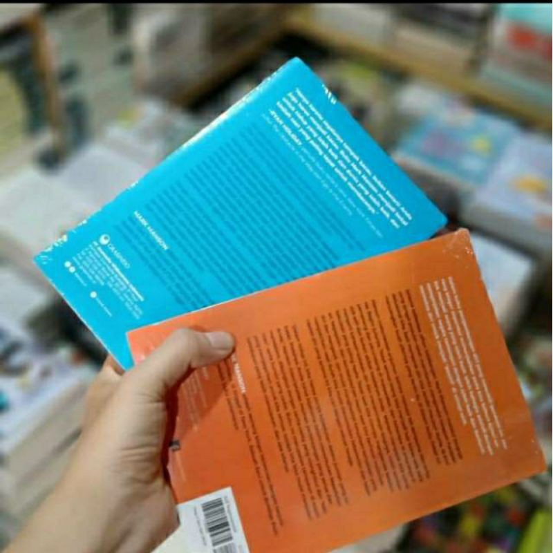 Set 2 Buku - Segala galanya Ambyar & Sebuah Seni Untuk Bersikap Bodo Amat - Mark Manson-1
