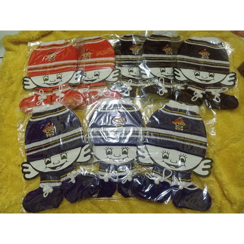 Topi bayi dan kaos kaki rajut