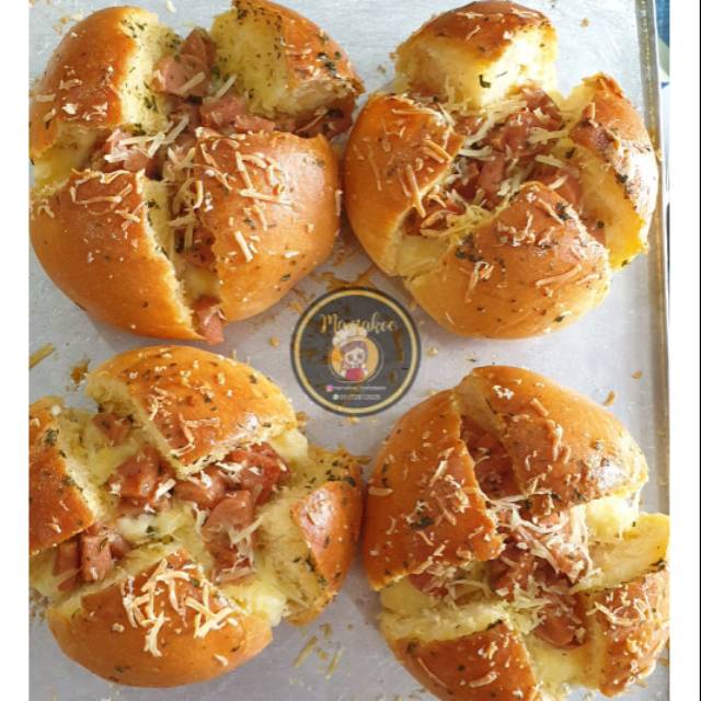 

Korean cheese bread w chick sausages