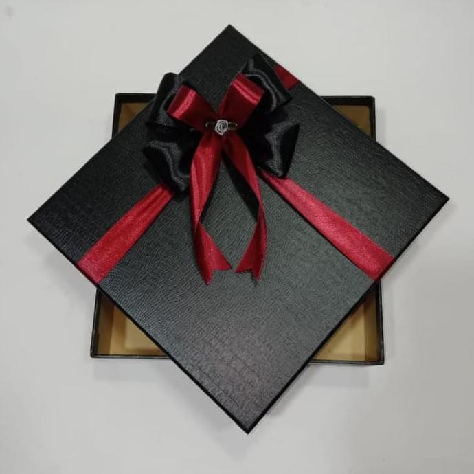 

PAPYRUS 30x30 Tinggi 10cm Kotak Kado Gift Box Hadiah KOTA KADO