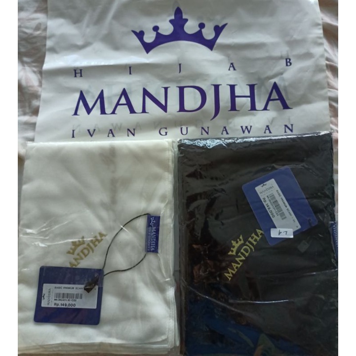 Mandjha 2 Pcs Non Parfum Ivan Gunawan Fashion Scarf Polos Hitam & Putih Sulam Gold