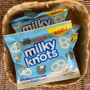 Milky Knots Biskuit Pretzel Susu 14gr 1 Renceng usu 10pcs