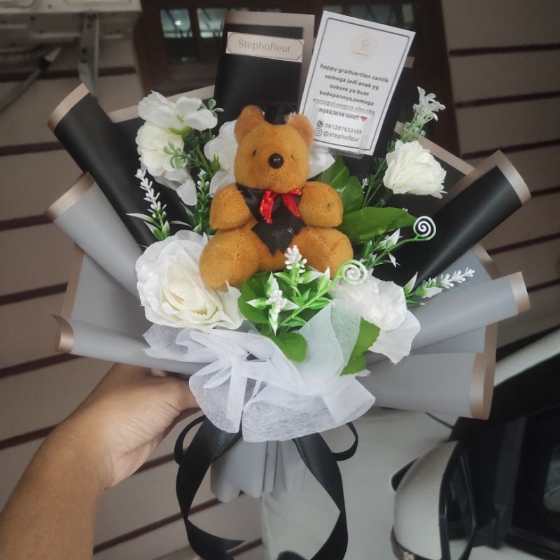 buket bunga palsu/bouquet wisuda isi 5 kuntum +boneka murah