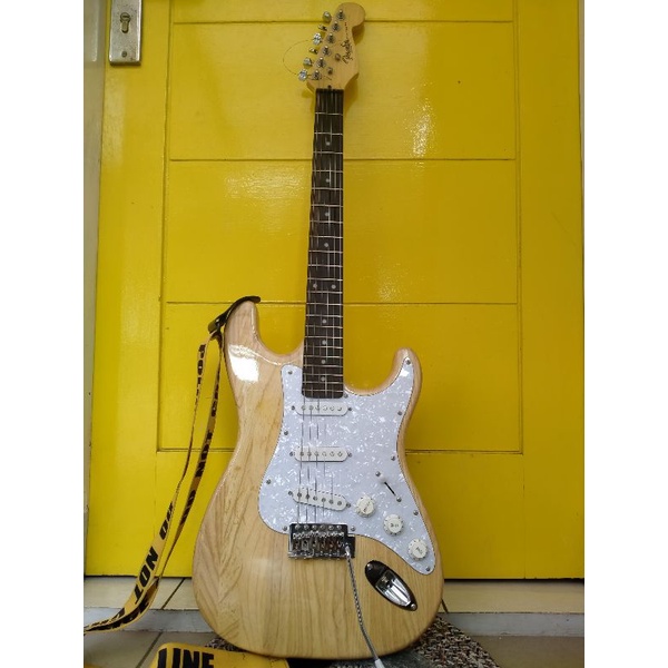 Guitar Fender Stratocaster (Custom Pabrikan)