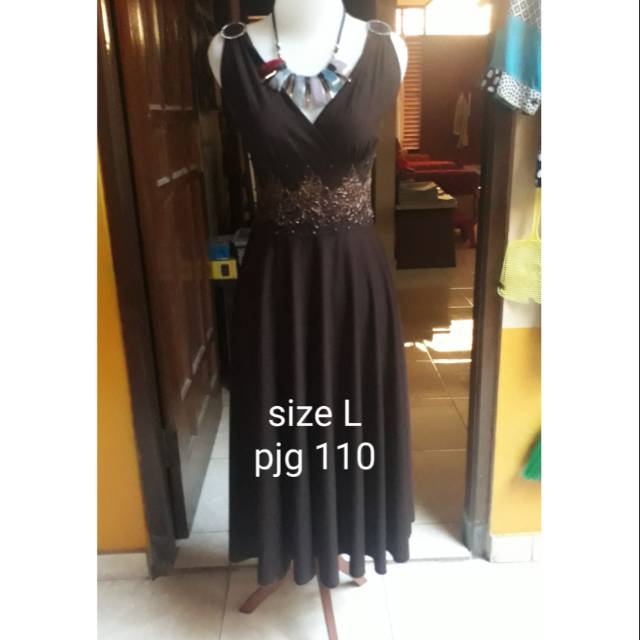 Preloved gaun pesta bisa di pake 2 versi ya...merk Caroline Kosasih, good quality ya.. Harga 60rb