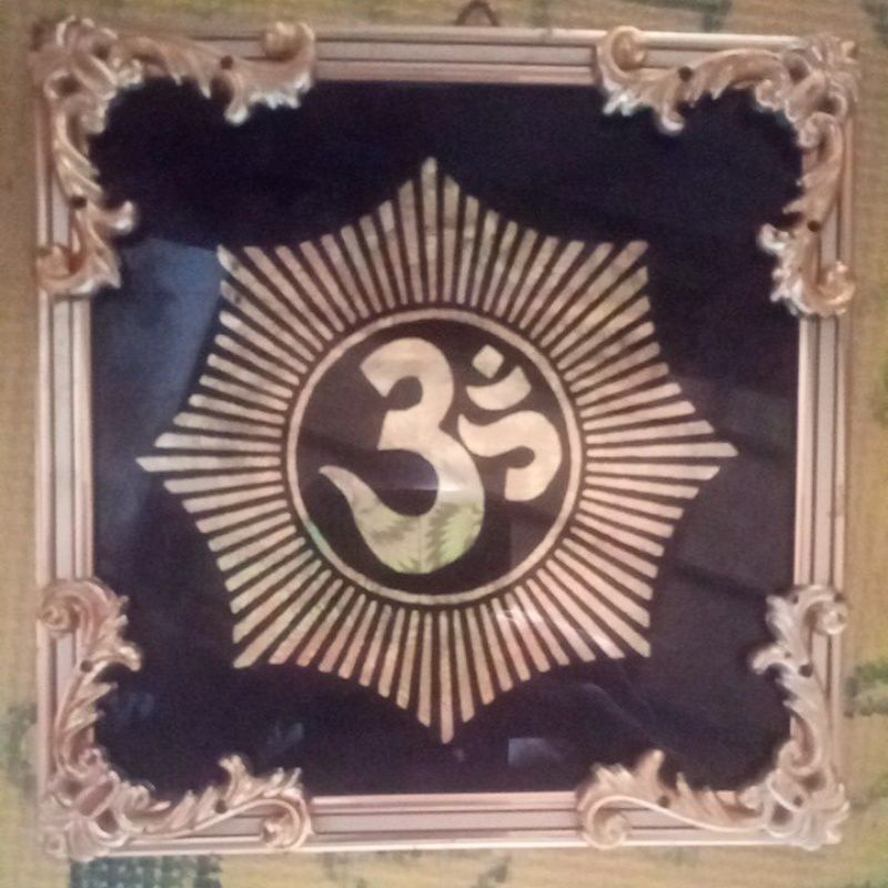 Hiasan kaca dinding Aksara omkara dan swastika