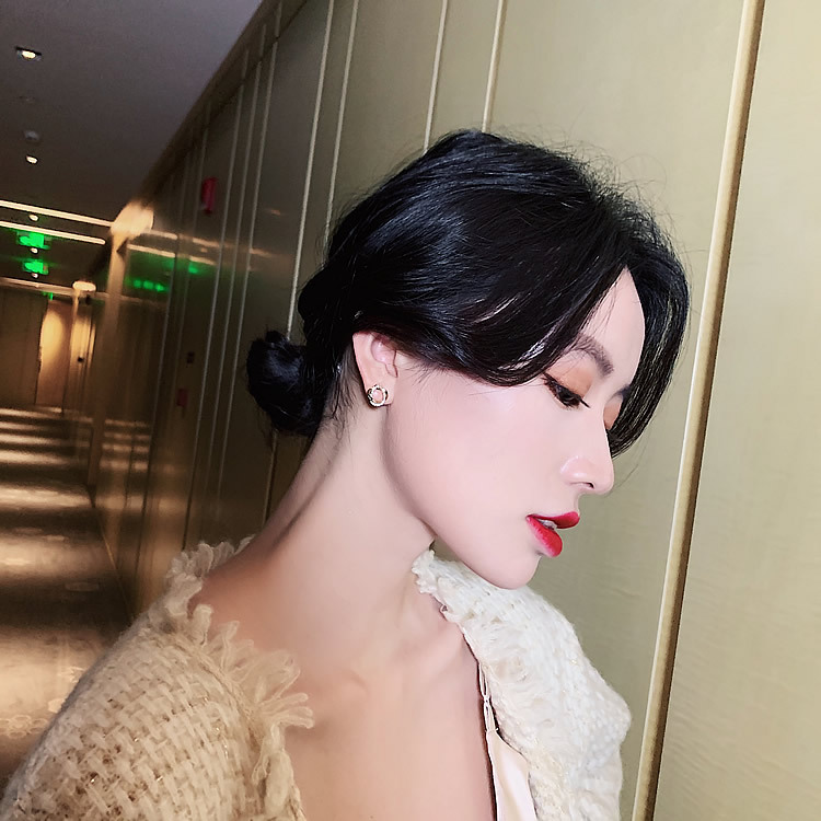 Anting Tusuk Gaya Korea Desain Bunga Hias Berlian Imitasi Untuk Wanita