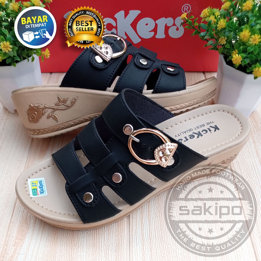 PROMO 2.2  COD SALE  SANDAL WANITA WEDGES SLOP BAN 3 KICKERS WARNA HITAM TERBARU MURAH NYAMAN DI PAKAI / SAKIPO-Hitam