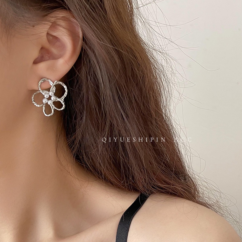 Anting Stud Desain Bunga Aksen Mutiara Imitasi Bahan Metal Untuk Wanita