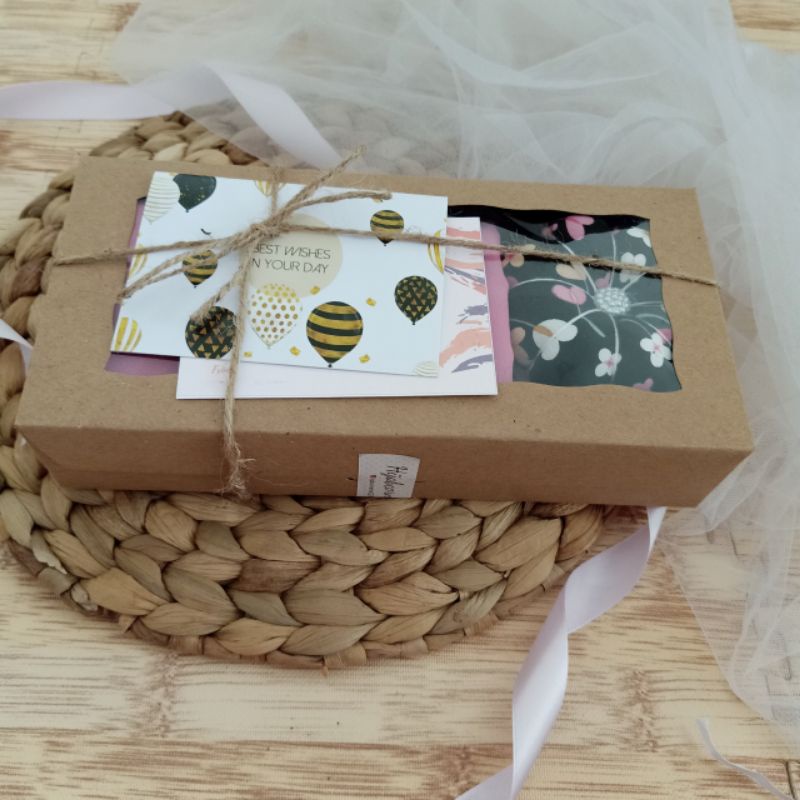 

Hampers birthday isi hijab / hampers ulang tahun / wisuda / idul Fitri / idul adha