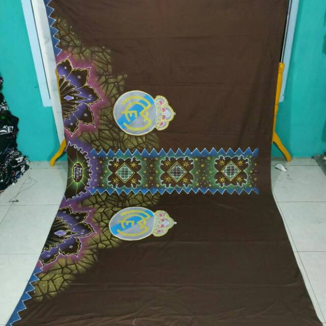 

Sarung lukis ornamen