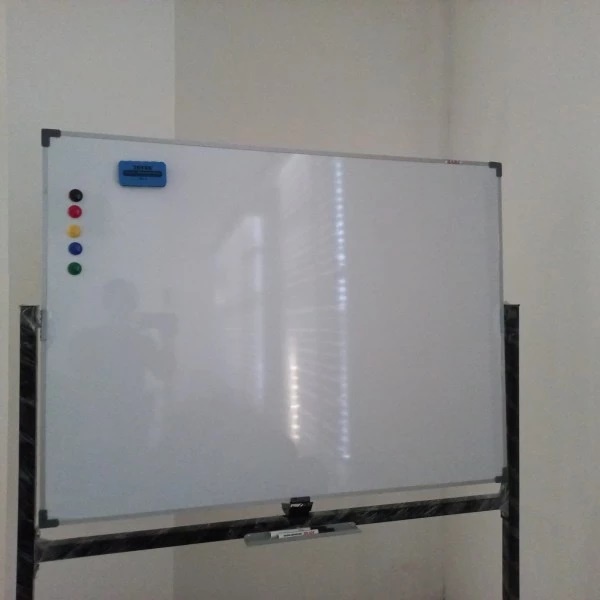 

papan tulis 90 x120 cm bahan hpl mengkilap