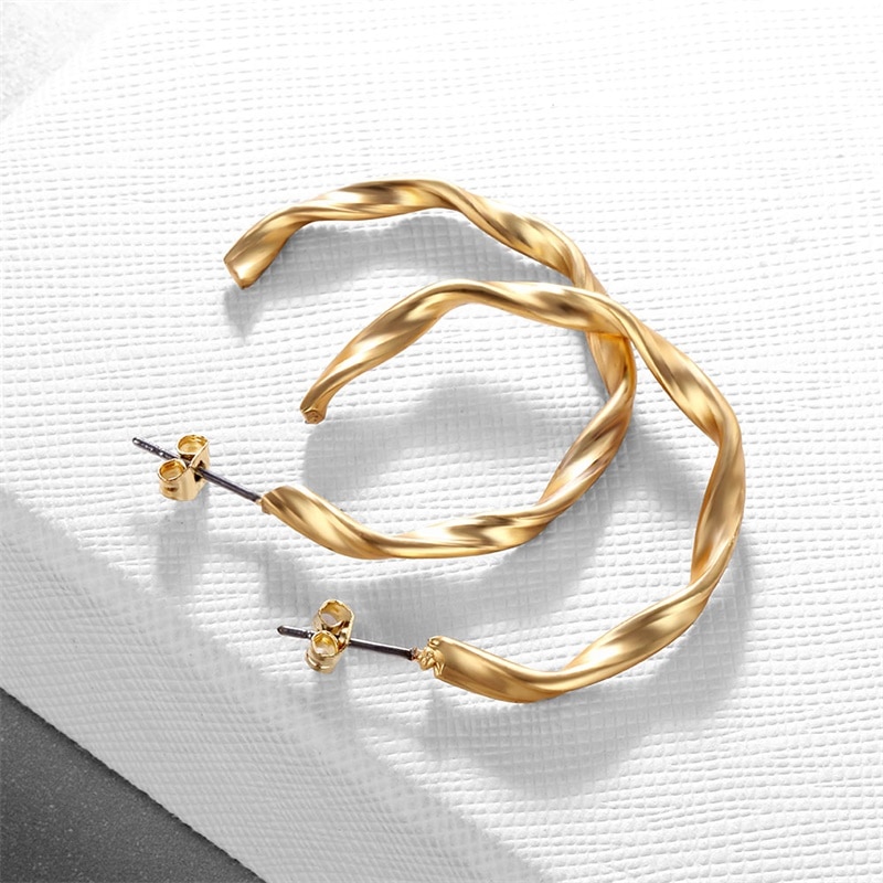 Anting Bentuk Lingkaran Model Hollow Warna Emas Matte Gaya Retro Punk Untuk Perhiasan