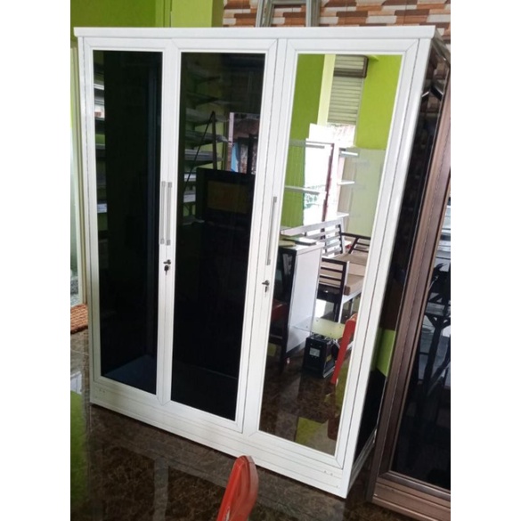 Lemari Pakaian 3 Pintu Berbahan Alumunium
