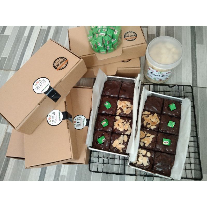

FUDGY BROWNIES SEKAT SPECIAL 20x10 (INCLUDE BUBBLE WRAP)