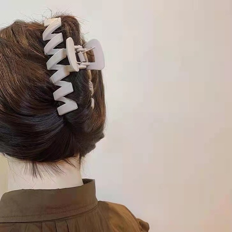 Jepit Rambut Model Hollow Gelombang Besar Warna Solid Gaya Korea Untuk Wanita