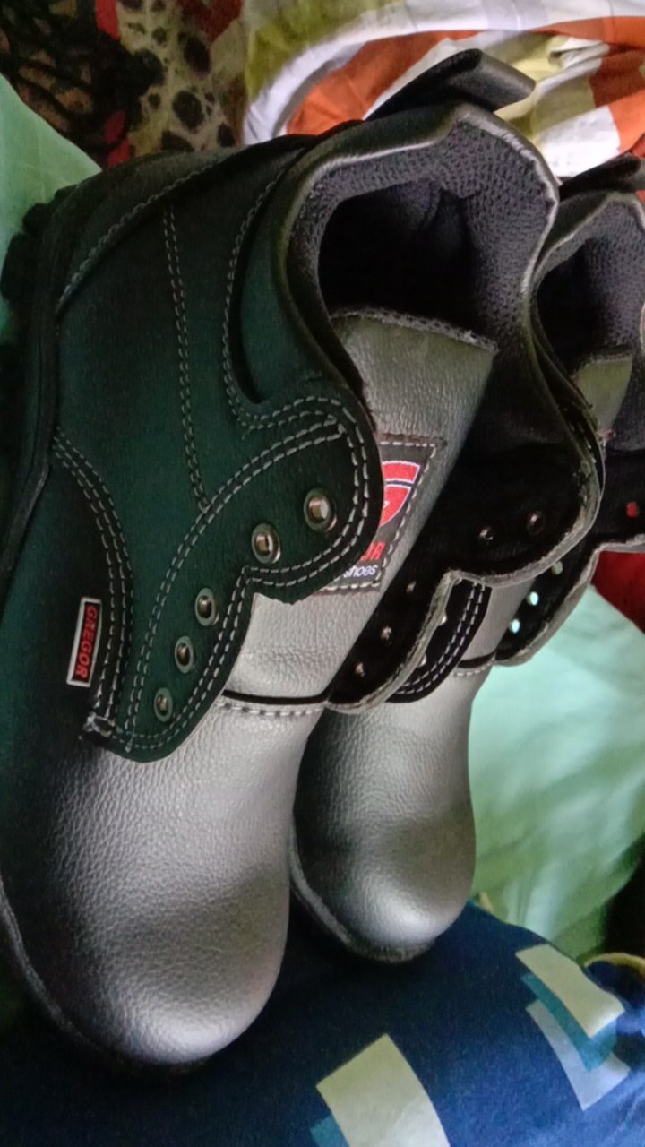  Sepatu  Safety Semi Boots Ujung Besi Safety Berkualitas 