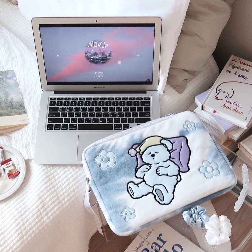 Sleeve Pouch Sarung Tas Bag Case Ipad Tab Tablet Macbook Air Pro Laptop Asus Acer Lenovo HP Huawei 11 12 13 14 15 inch Motif Gambar Beruang Bear Sleeping Warna Biru Putih Lucu Cute Murah Korean Model