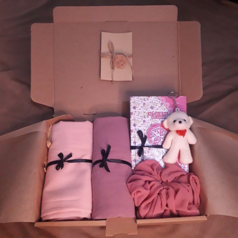 Hampers / Gift Box / Kado Ulang Tahun Hijab Pashmina Ceruty Babydoll Al Qur'an Kado Wisuda / Kado Muslimah / Kado Ultah hijab