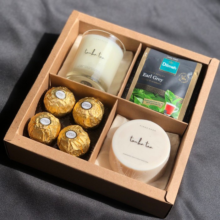 

Parsel Ramadan Hampers Lebaran Scented Candle Soap Dilmah Ferrero - Birthday