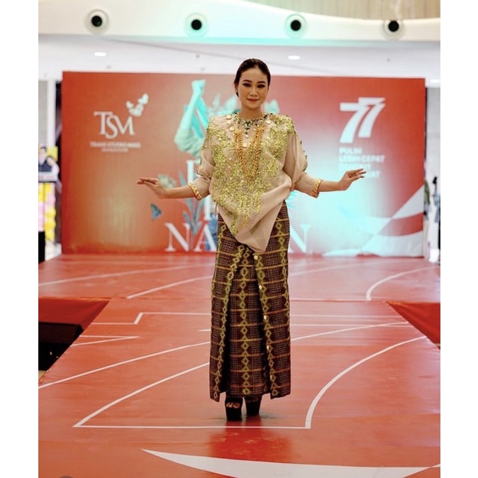 Baju Bodo Modern Sarung Tenun Khas Sulawesi Selatan