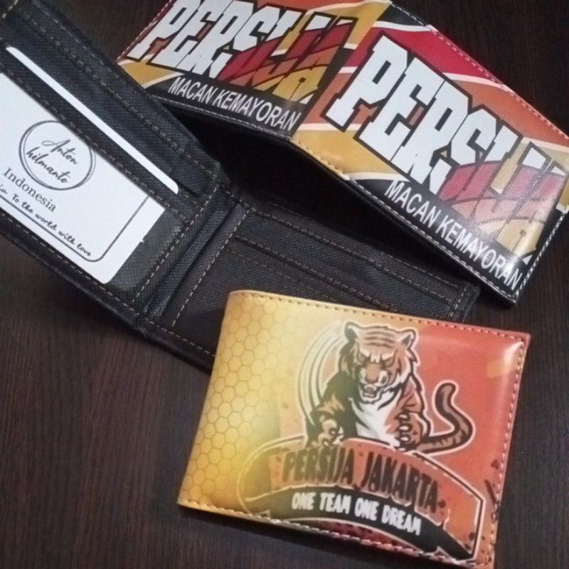 dompet Persija Jakarta model lipat biasa bahan kulit sintetis lokal LAX motif cetak club sepak bola Persija Jakarta #dompet #dompetanak #dompetremaja #dompetbola #dompetlipat #dompetkeren