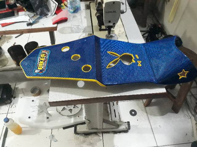 Jok motor modifikasi jok vixion new slim lubang kulit karbon biker warna biru