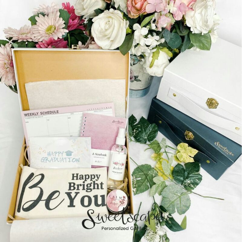 

Gift Box Package 128-Paket Hampers 128 - Hadiah Graduation