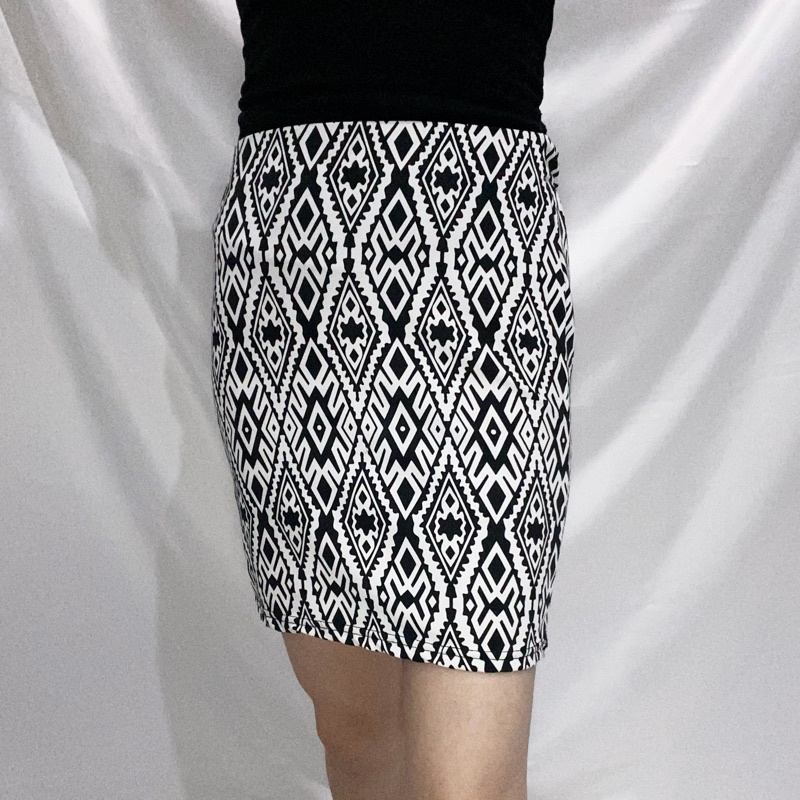 preloved rok span corak tribal skirt printed pattern black/white
