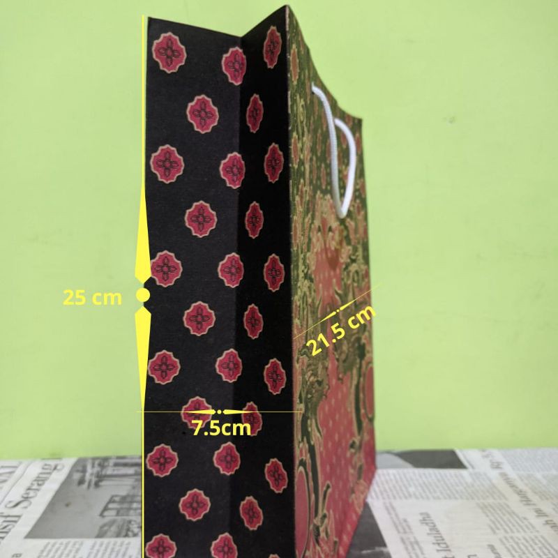 

Paper Bag Batik Tali / Tas Kertas Batik (P 21.5*L 7.5*T 25)