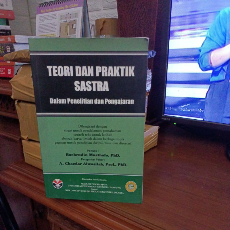 

teori dan praktek sastra