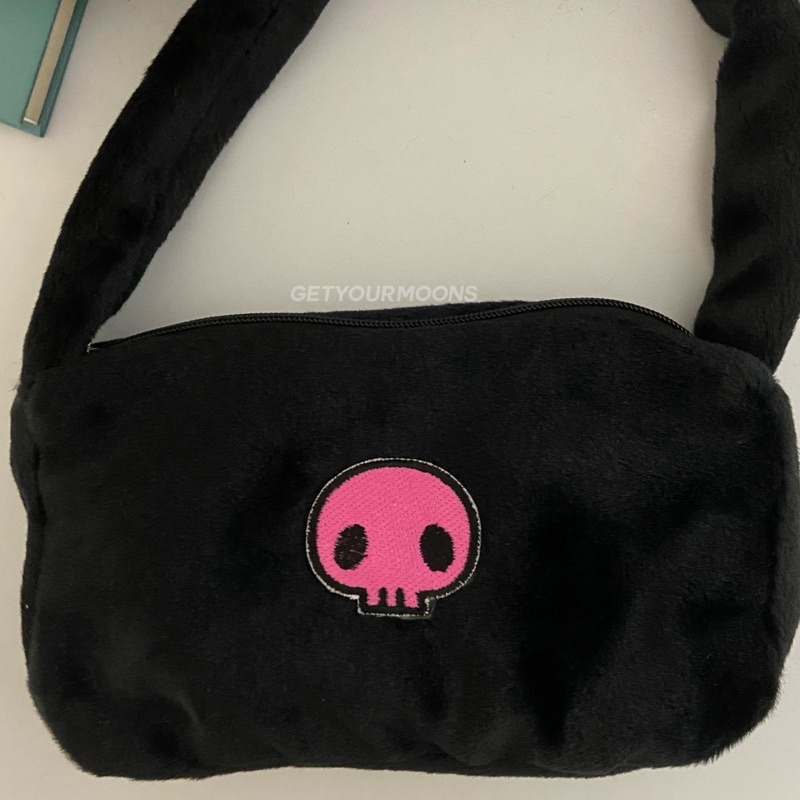 fur shoulder bag kuromi skull, y2k fur shoulderbag, tas bahu