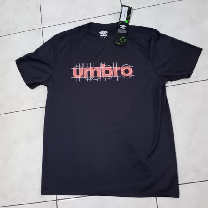 Kaos olahraga Pria Original Apparel Umbro Men Logotype Anatomy Poly Tee  64381U-R97 Size XL