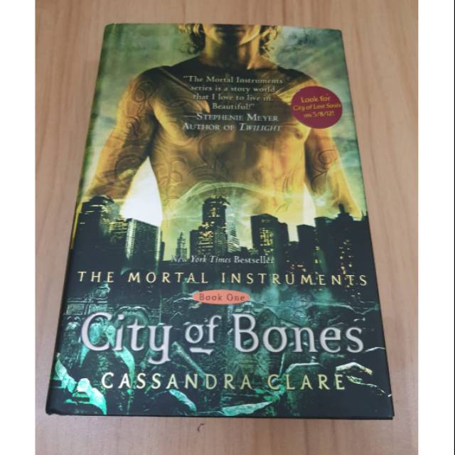 CITY OF BONES - Cassandra Clare