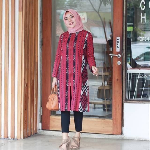 Dres tenun merah motif toraja