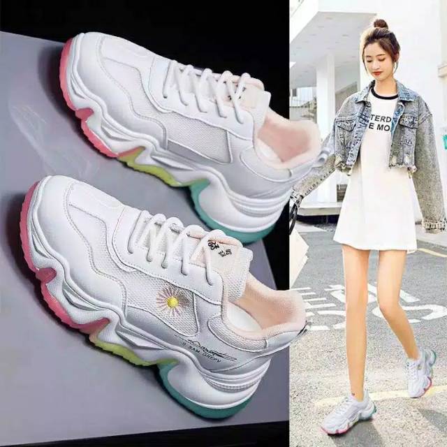 Sepatu sneaker matahari
