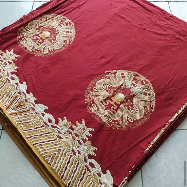 Kain batik solo motif bola naga dasar merah