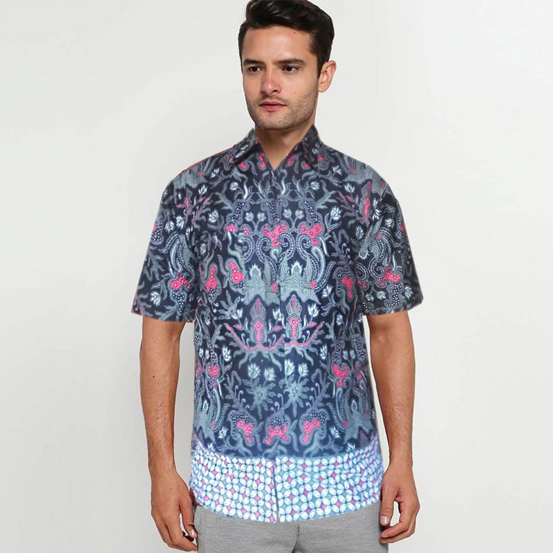 Kemeja Batik dengan Tumpal Motif Raditya