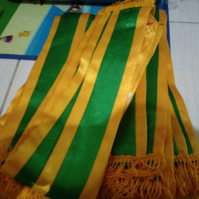 Samir wisuda warna kuning-hijau