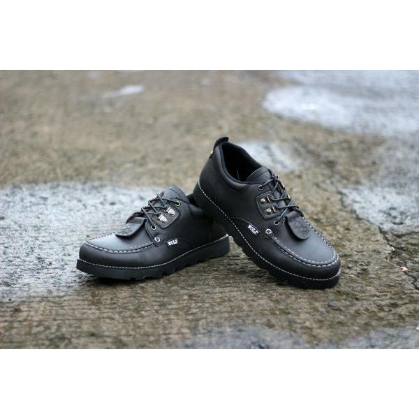 sepatu wolf buldog black